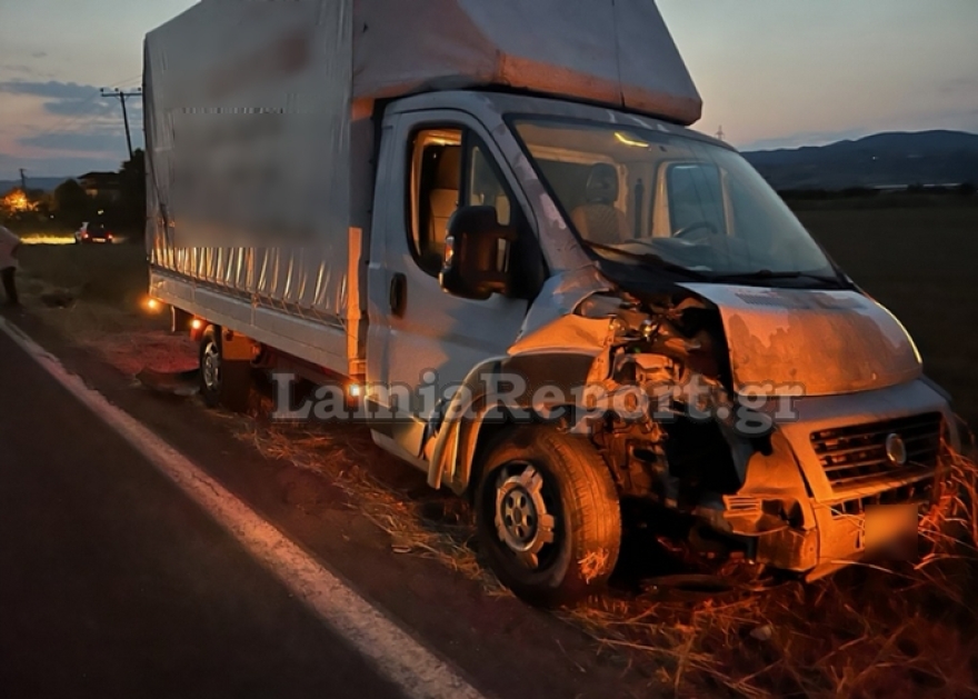 Σπερχειάδα: Φορτηγάκι συγκρούστηκε με τρακτέρ και το έκοψε στη μέση!