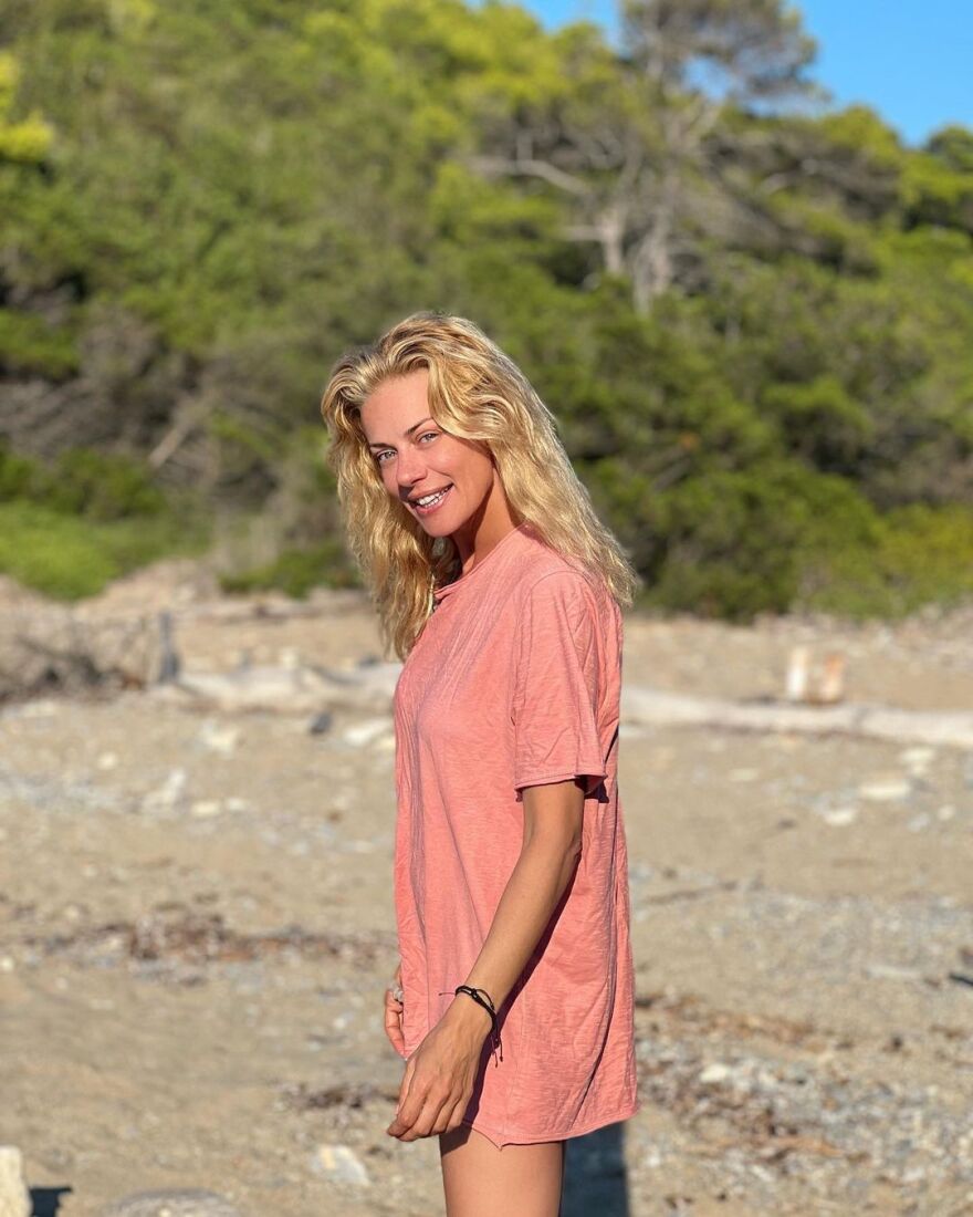 Ζέτα Μακρυπούλια: Ποζάρει ανέμελη στην παραλία