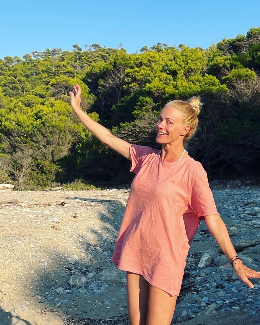 Ζέτα Μακρυπούλια: Ποζάρει ανέμελη στην παραλία