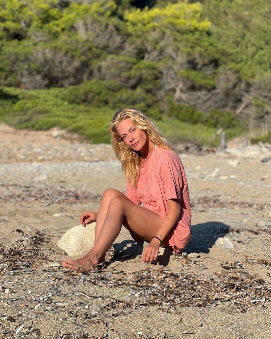 Ζέτα Μακρυπούλια: Ποζάρει ανέμελη στην παραλία