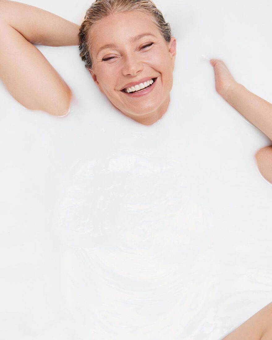 Γκουίνεθ Πάλτροου: Διαφημίζει το νέο της προϊόν μέσα σε μία μπανιέρα με γάλα