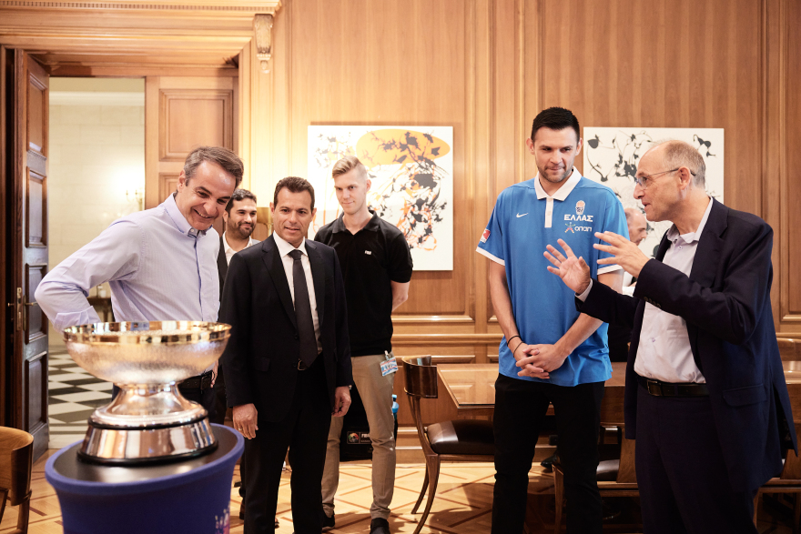  Ο Κυριάκος Μητσοτάκης «υποδέχτηκε» το τρόπαιο του Ευρωμπάσκετ - Δείτε φωτογραφίες 