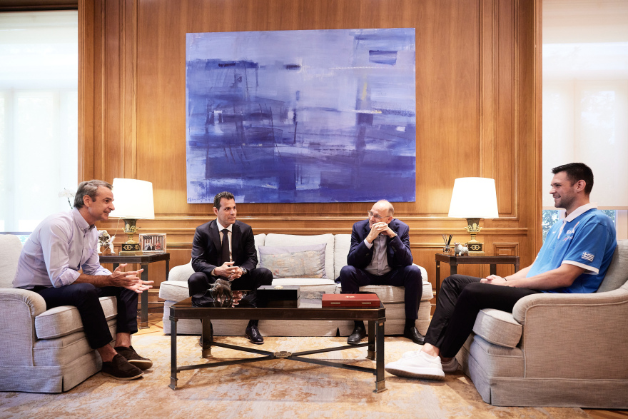  Ο Κυριάκος Μητσοτάκης «υποδέχτηκε» το τρόπαιο του Ευρωμπάσκετ - Δείτε φωτογραφίες 