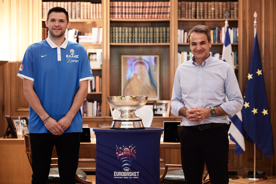  Ο Κυριάκος Μητσοτάκης «υποδέχτηκε» το τρόπαιο του Ευρωμπάσκετ - Δείτε φωτογραφίες 