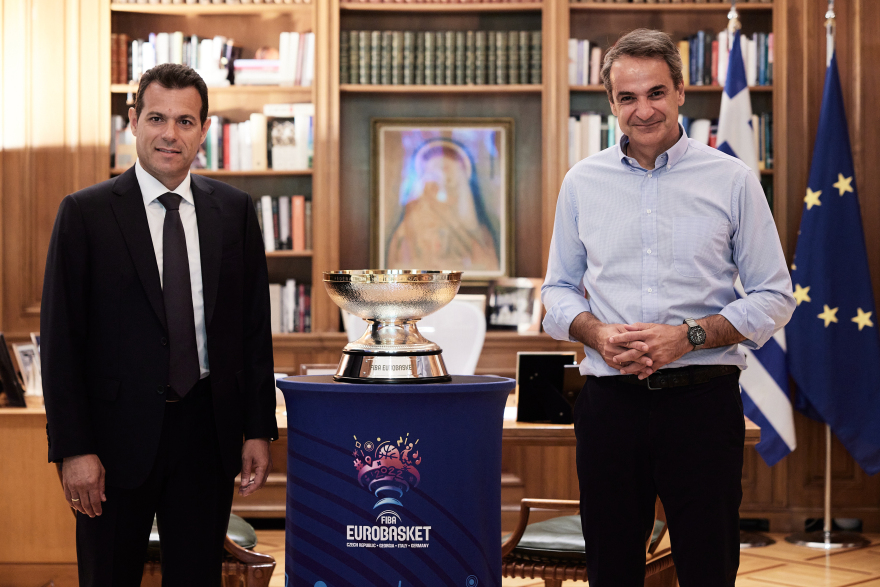 Ο Κυριάκος Μητσοτάκης «υποδέχτηκε» το τρόπαιο του Ευρωμπάσκετ - Δείτε φωτογραφίες 