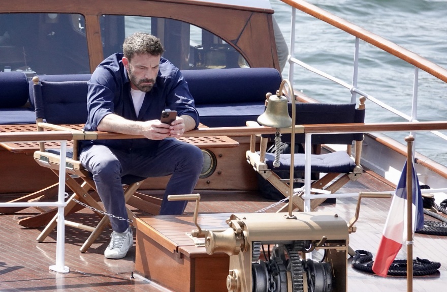 Μπεν Άφλεκ: Χαμός στο Twitter με τη φωτογραφία του να κοιμάται στον μήνα του μέλιτος