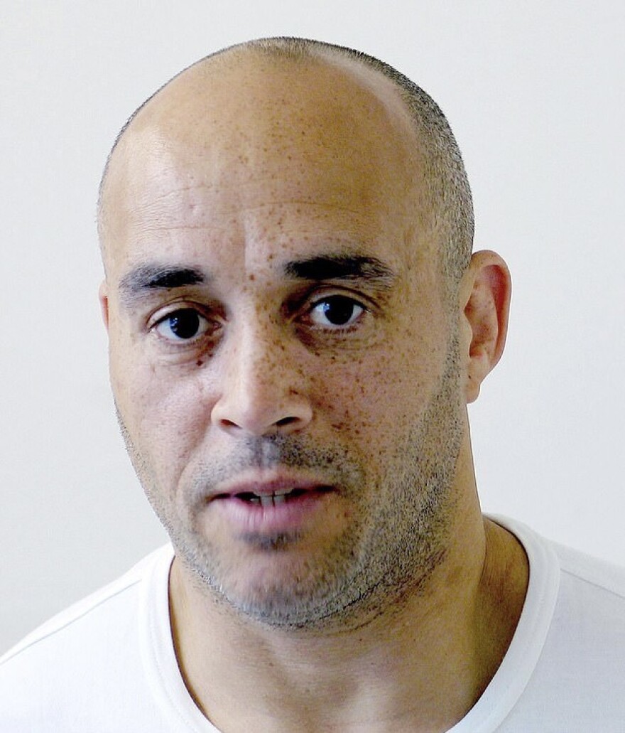 Κέρτις Γουόρεν: Η μυθιστορηματική ζωή του Βρετανού «Εσκομπάρ»