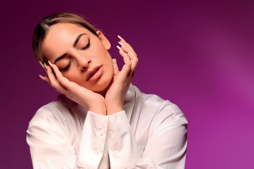 H ταλαντούχα Daphne Lawrence και η συνεργασία της με την Άννα Βίσση