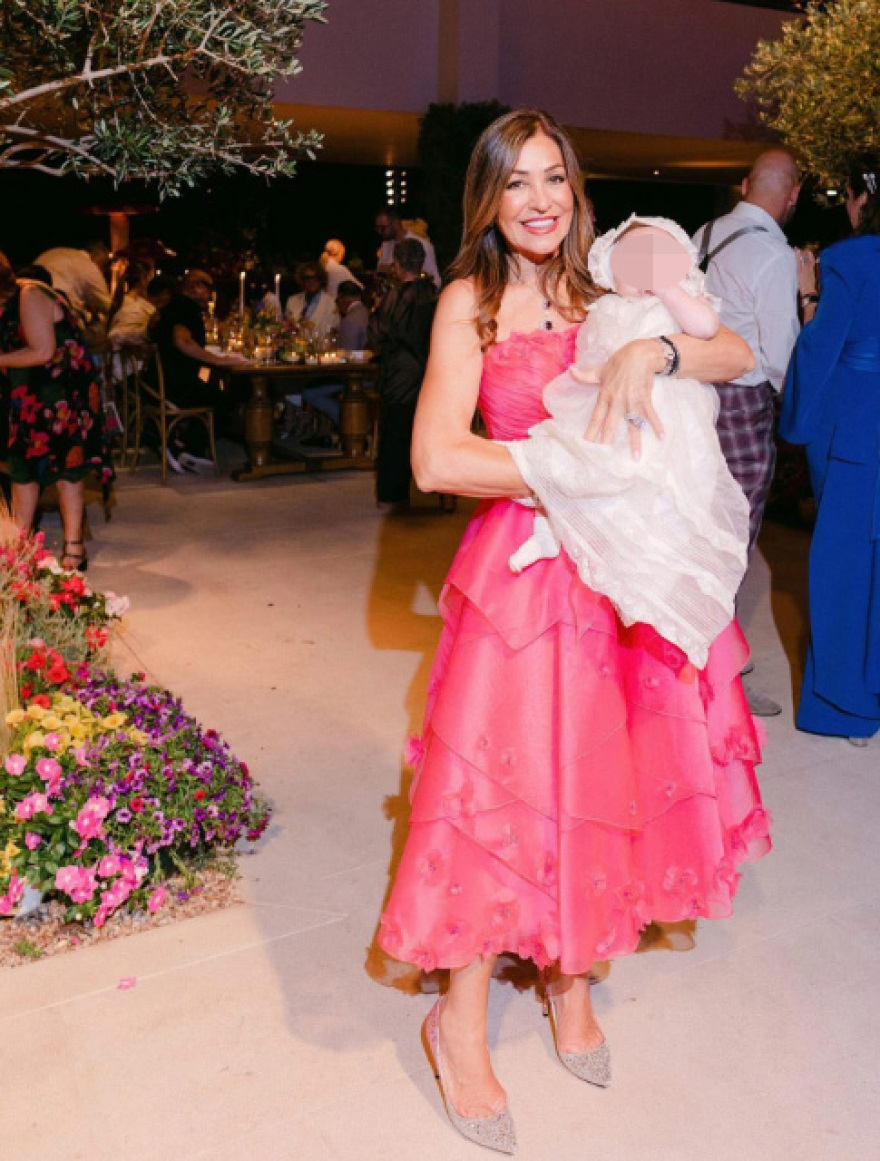 Ο Ευάγγελος Μπούσης και ο σύζυγός του Πίτερ Ντούντας βάφτισαν τα παιδιά τους στη Βουλιαγμένη