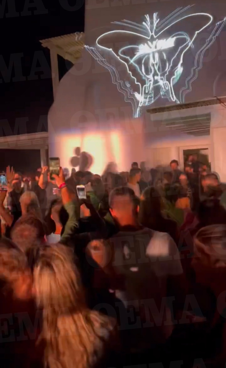 Μύκονος: Το πάρτι στον Άγιο Στέφανο, το κάλεσμα των Χούρι και οι βουτιές του Νιάρχου στη Ρήνεια