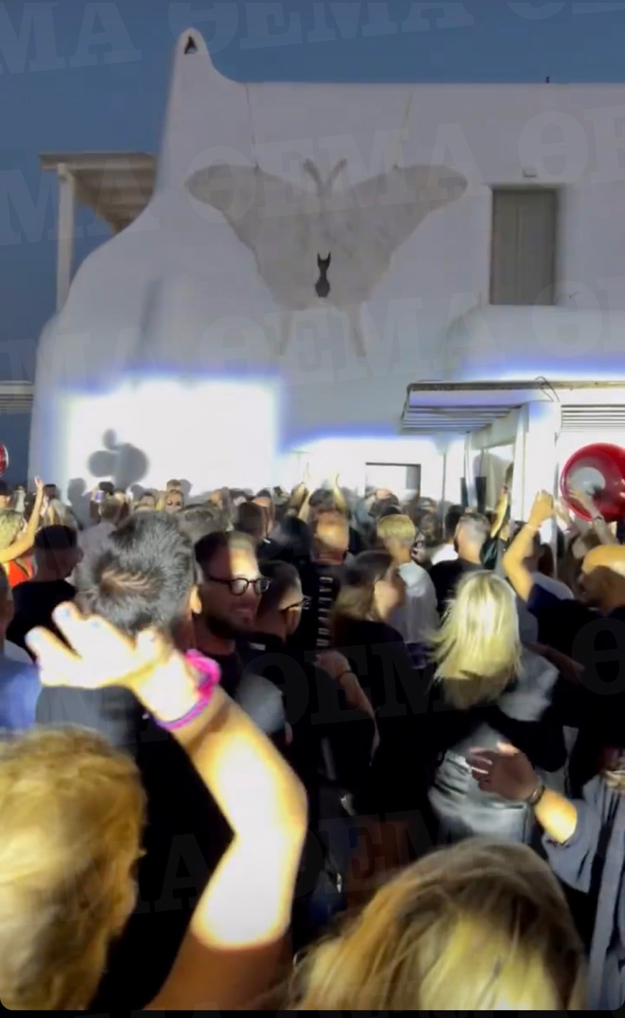 Μύκονος: Το πάρτι στον Άγιο Στέφανο, το κάλεσμα των Χούρι και οι βουτιές του Νιάρχου στη Ρήνεια