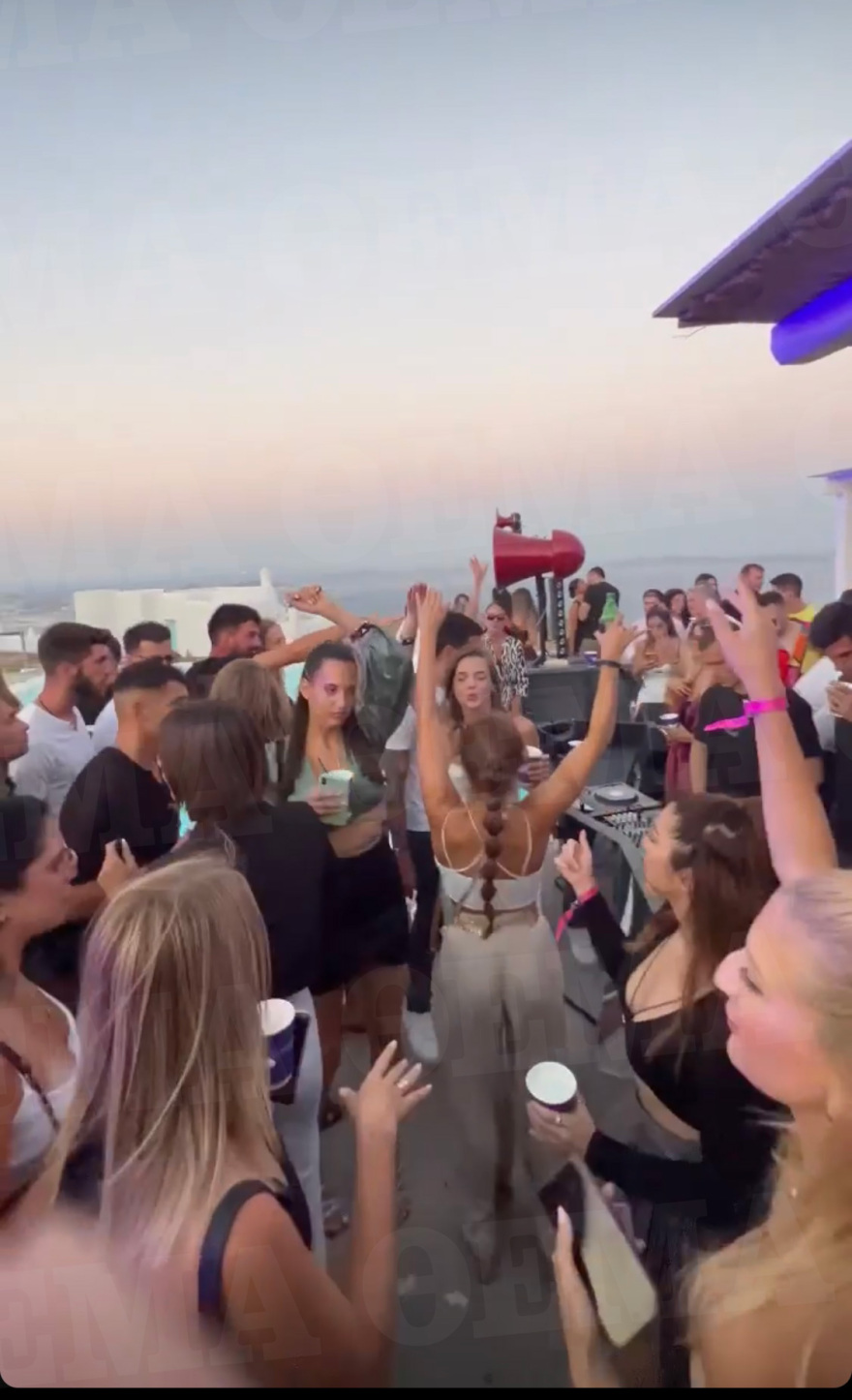 Μύκονος: Το πάρτι στον Άγιο Στέφανο, το κάλεσμα των Χούρι και οι βουτιές του Νιάρχου στη Ρήνεια