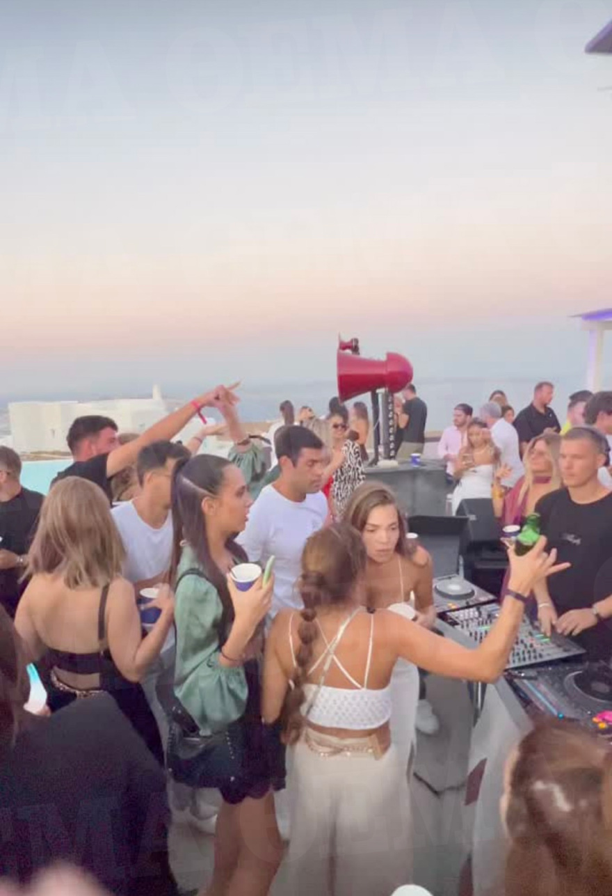 Μύκονος: Το πάρτι στον Άγιο Στέφανο, το κάλεσμα των Χούρι και οι βουτιές του Νιάρχου στη Ρήνεια