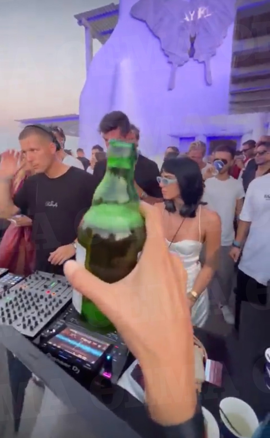 Μύκονος: Το πάρτι στον Άγιο Στέφανο, το κάλεσμα των Χούρι και οι βουτιές του Νιάρχου στη Ρήνεια