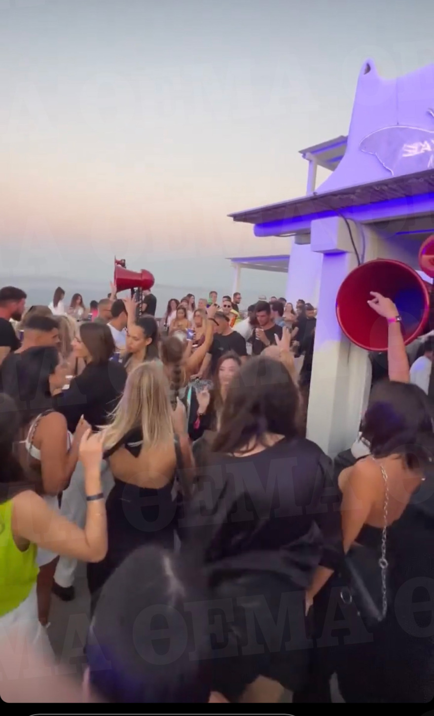 Μύκονος: Το πάρτι στον Άγιο Στέφανο, το κάλεσμα των Χούρι και οι βουτιές του Νιάρχου στη Ρήνεια