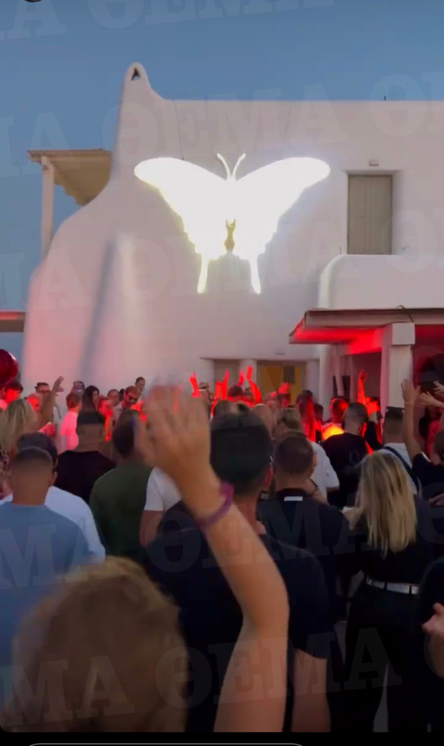 Μύκονος: Το πάρτι στον Άγιο Στέφανο, το κάλεσμα των Χούρι και οι βουτιές του Νιάρχου στη Ρήνεια