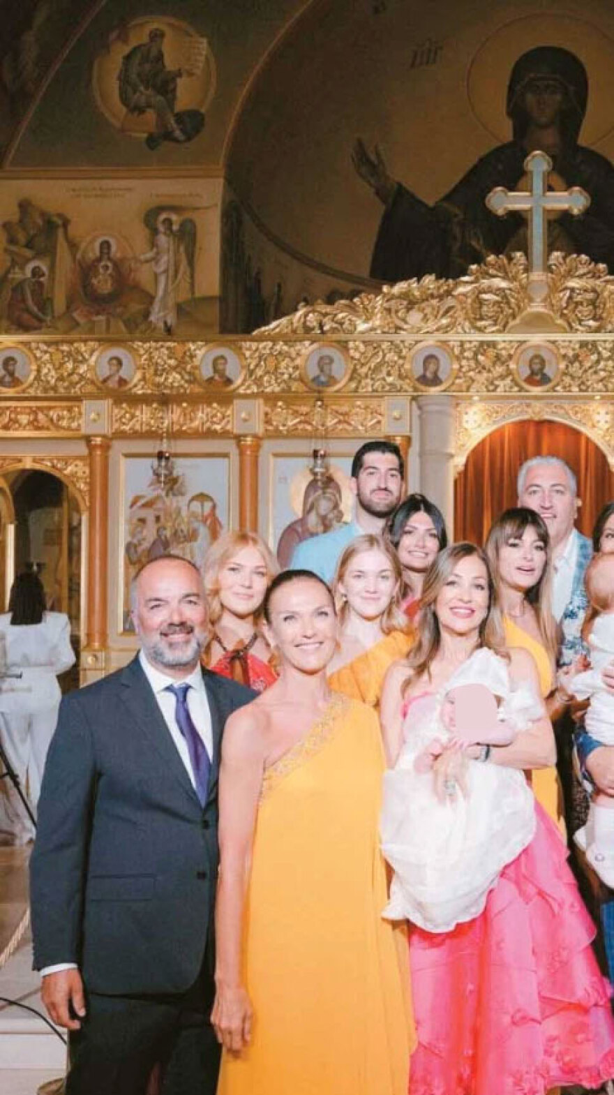 Ο Ευάγγελος Μπούσης και ο σύζυγός του Πίτερ Ντούντας βάφτισαν τα παιδιά τους στη Βουλιαγμένη