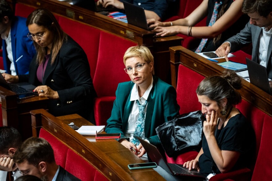 Γαλλία: Βουλευτίνες του Μελανσόν λένε «όχι» στον ενδυματολογικό κώδικα και φορούν γραβάτα!