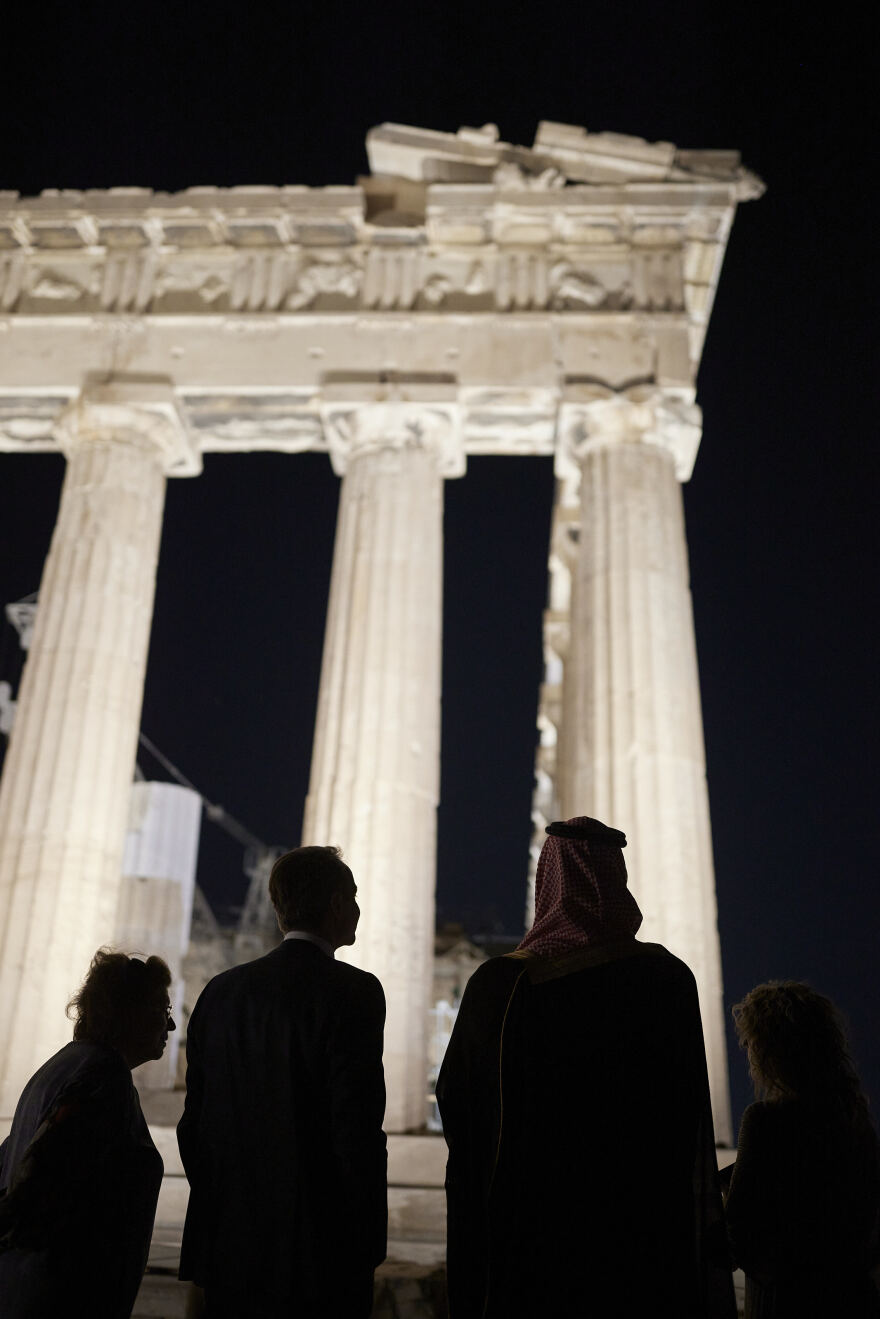 Την Ακρόπολη επισκέφθηκε ο Σαουδάραβας πρίγκιπας Μοχάμεντ Μπιν Σαλμάν - Δείτε φωτογραφίες