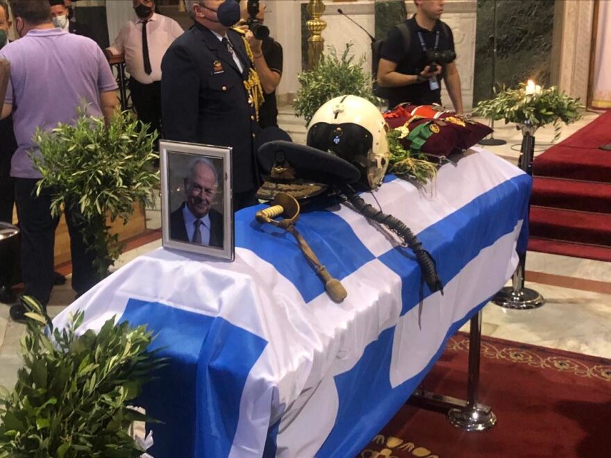 Πλήθος κόσμου στο τελευταίο «αντίο» στον Δημήτρη Αποστολάκη