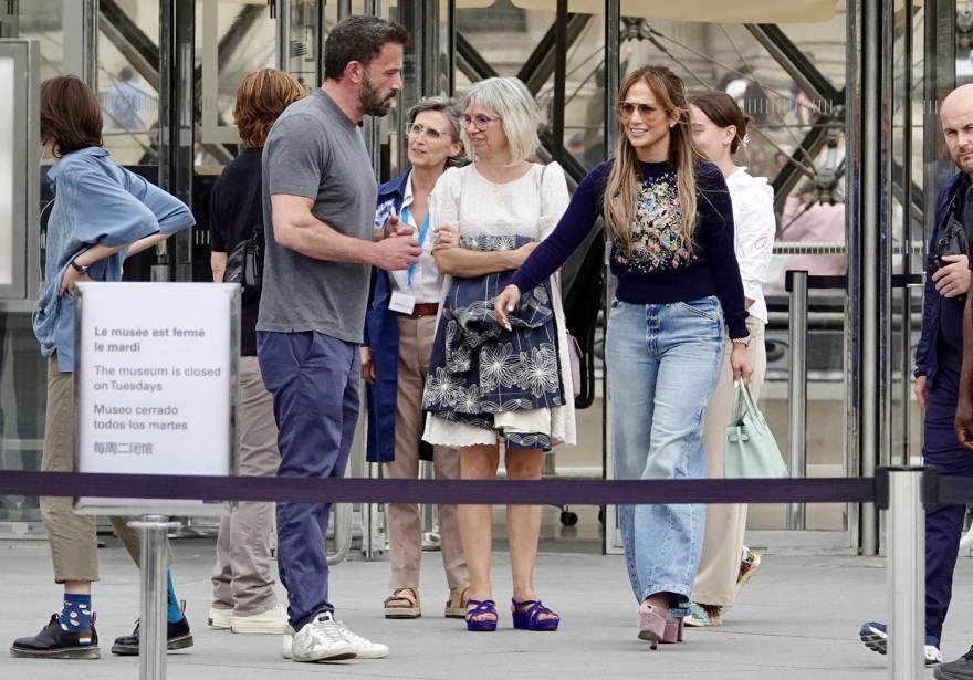 Tζένιφερ Λόπεζ και Μπεν Άφλεκ επισκέφτηκαν το Λούβρο μαζί με τα παιδιά τους