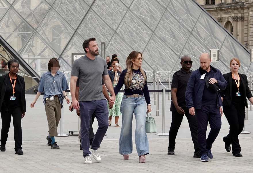 Tζένιφερ Λόπεζ και Μπεν Άφλεκ επισκέφτηκαν το Λούβρο μαζί με τα παιδιά τους