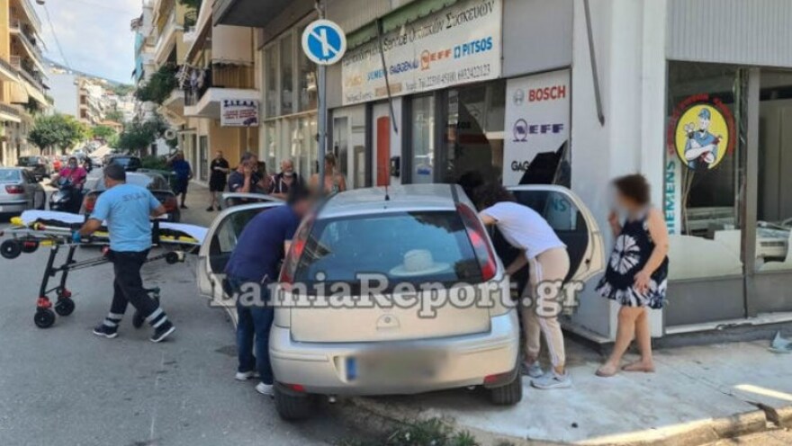 Βίντεο - Λαμία: Καρέ-καρέ η στιγμή που αυτοκίνητο καρφώνεται σε βιτρίνα καταστήματος