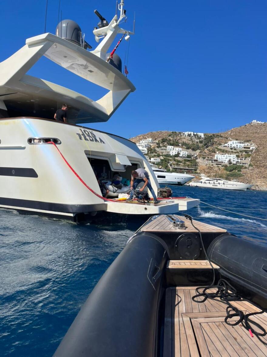 Αγκυροβόλησε με ασφάλεια στον Ορνό της Μυκόνου η θαλαμηγός που είχε πάρει κλίση