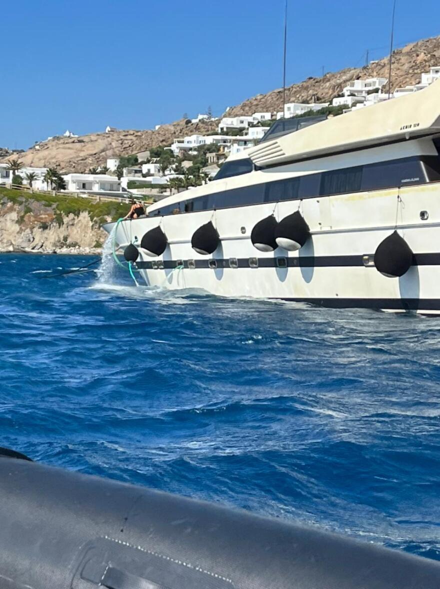 Αγκυροβόλησε με ασφάλεια στον Ορνό της Μυκόνου η θαλαμηγός που είχε πάρει κλίση