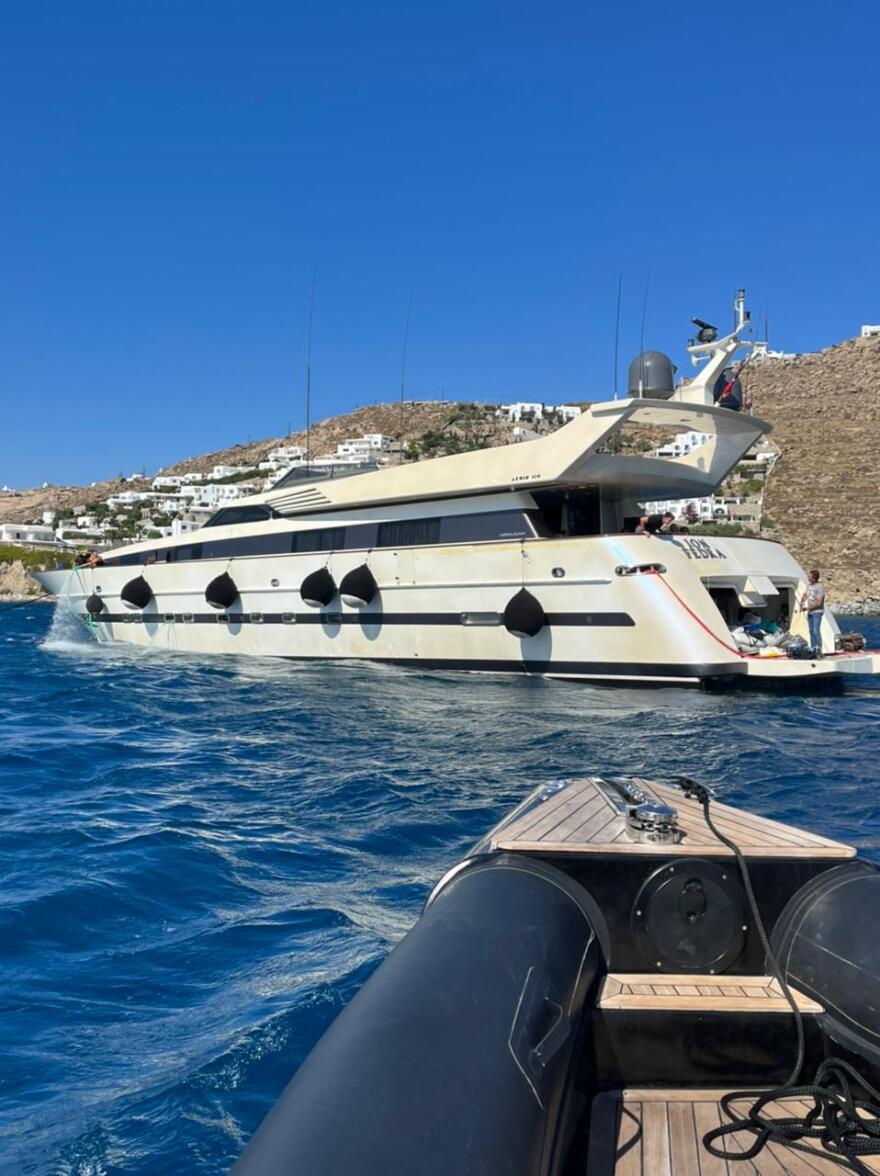 Αγκυροβόλησε με ασφάλεια στον Ορνό της Μυκόνου η θαλαμηγός που είχε πάρει κλίση