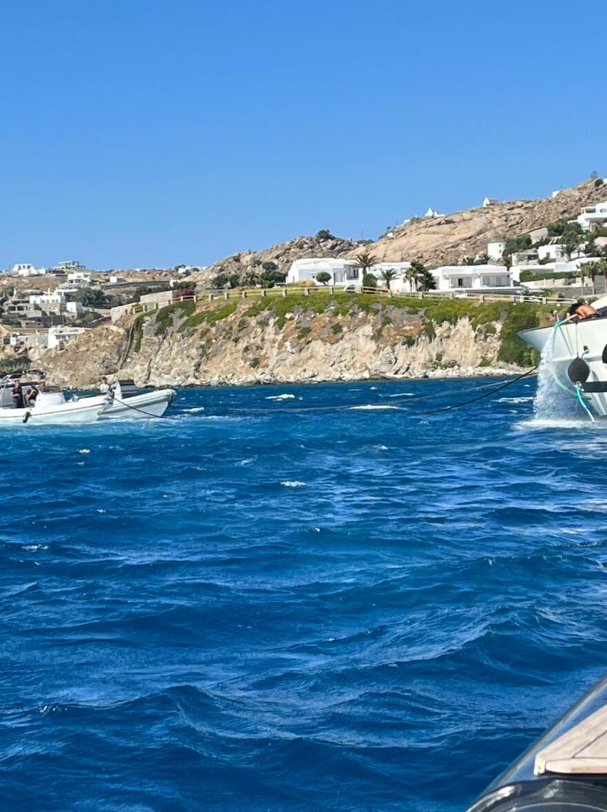 Αγκυροβόλησε με ασφάλεια στον Ορνό της Μυκόνου η θαλαμηγός που είχε πάρει κλίση