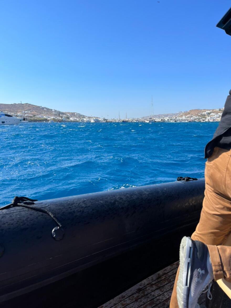 Αγκυροβόλησε με ασφάλεια στον Ορνό της Μυκόνου η θαλαμηγός που είχε πάρει κλίση