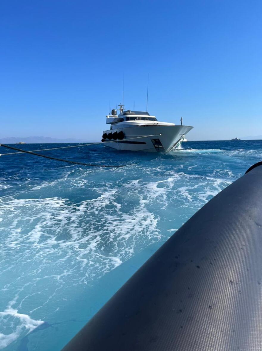 Αγκυροβόλησε με ασφάλεια στον Ορνό της Μυκόνου η θαλαμηγός που είχε πάρει κλίση