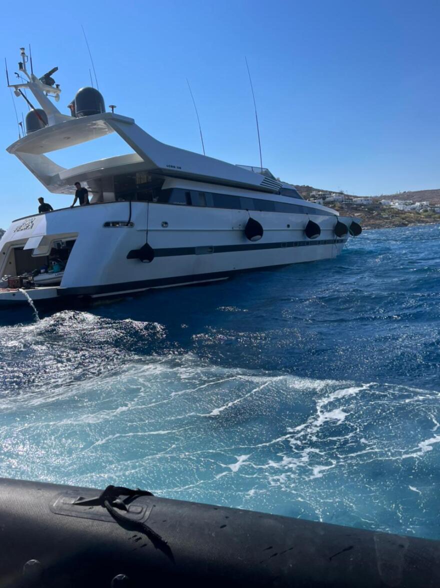 Αγκυροβόλησε με ασφάλεια στον Ορνό της Μυκόνου η θαλαμηγός που είχε πάρει κλίση