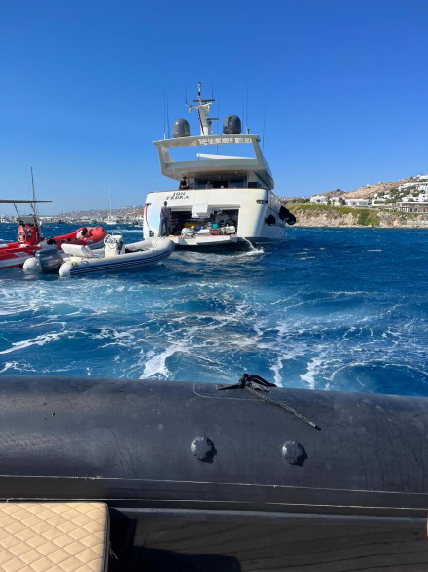 Αγκυροβόλησε με ασφάλεια στον Ορνό της Μυκόνου η θαλαμηγός που είχε πάρει κλίση