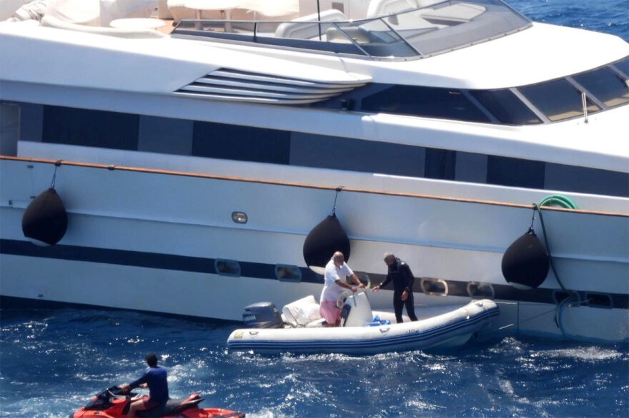 Μύκονος: Υπερπολυτελές σκάφος προσάραξε και κινδυνεύει να βυθιστεί