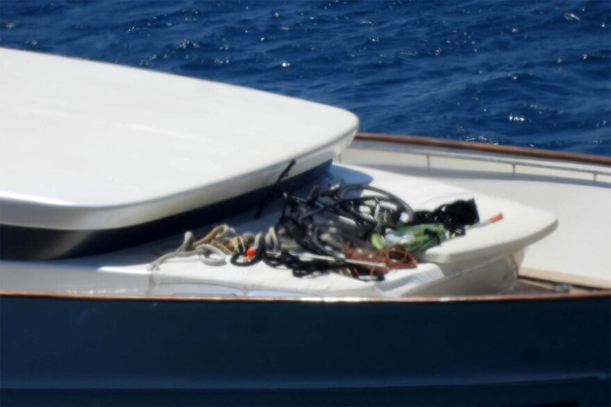 Μύκονος: Υπερπολυτελές σκάφος προσάραξε και κινδυνεύει να βυθιστεί