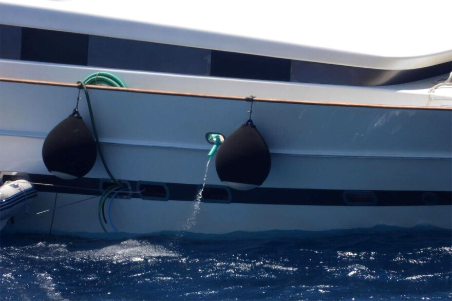 Μύκονος: Υπερπολυτελές σκάφος προσάραξε και κινδυνεύει να βυθιστεί