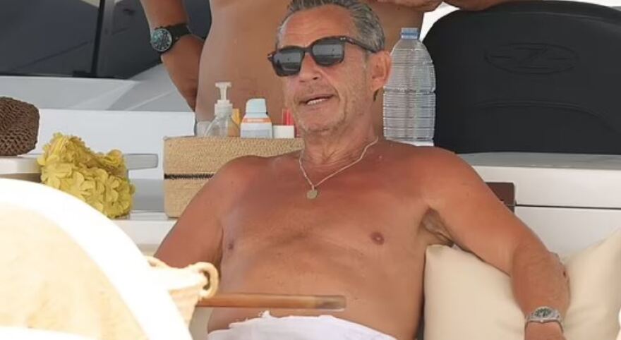 Τα «παχάκια» του Σαρκοζί και οι τέλειες αναλογίες της Κάρλα Μπρούνι 