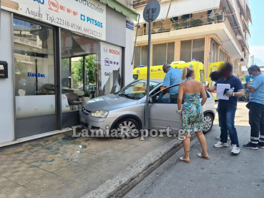 Βίντεο - Λαμία: Καρέ-καρέ η στιγμή που αυτοκίνητο καρφώνεται σε βιτρίνα καταστήματος