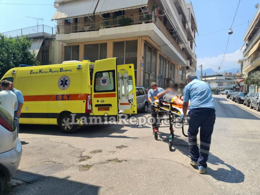 Βίντεο - Λαμία: Καρέ-καρέ η στιγμή που αυτοκίνητο καρφώνεται σε βιτρίνα καταστήματος