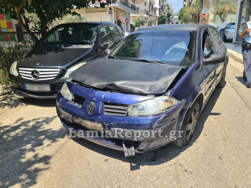 Βίντεο - Λαμία: Καρέ-καρέ η στιγμή που αυτοκίνητο καρφώνεται σε βιτρίνα καταστήματος