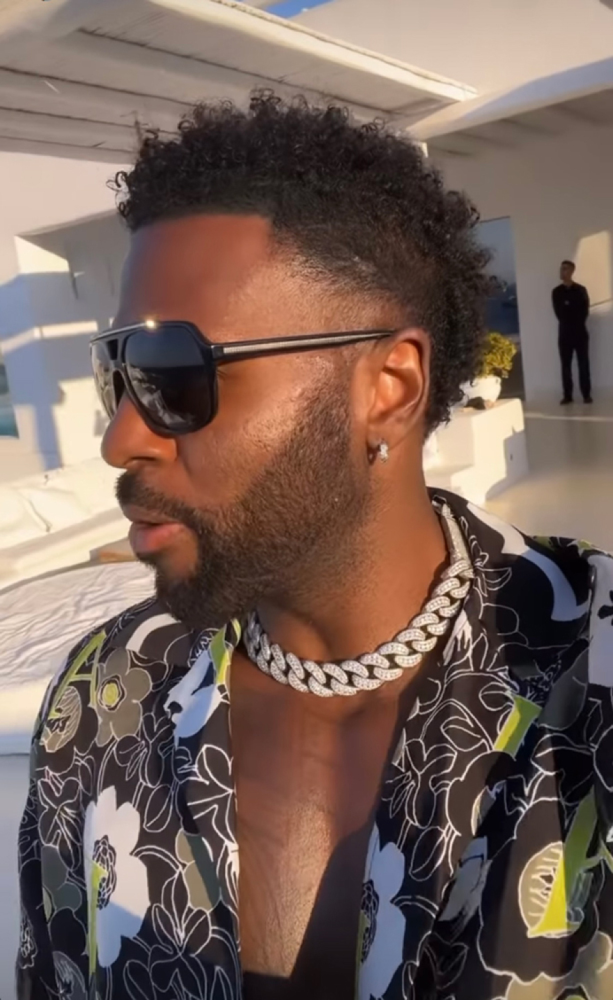 Μύκονος: Τα μπουγέλα με σαμπάνια, το πάρτι της Hublot και η βίλα του Ντερούλο