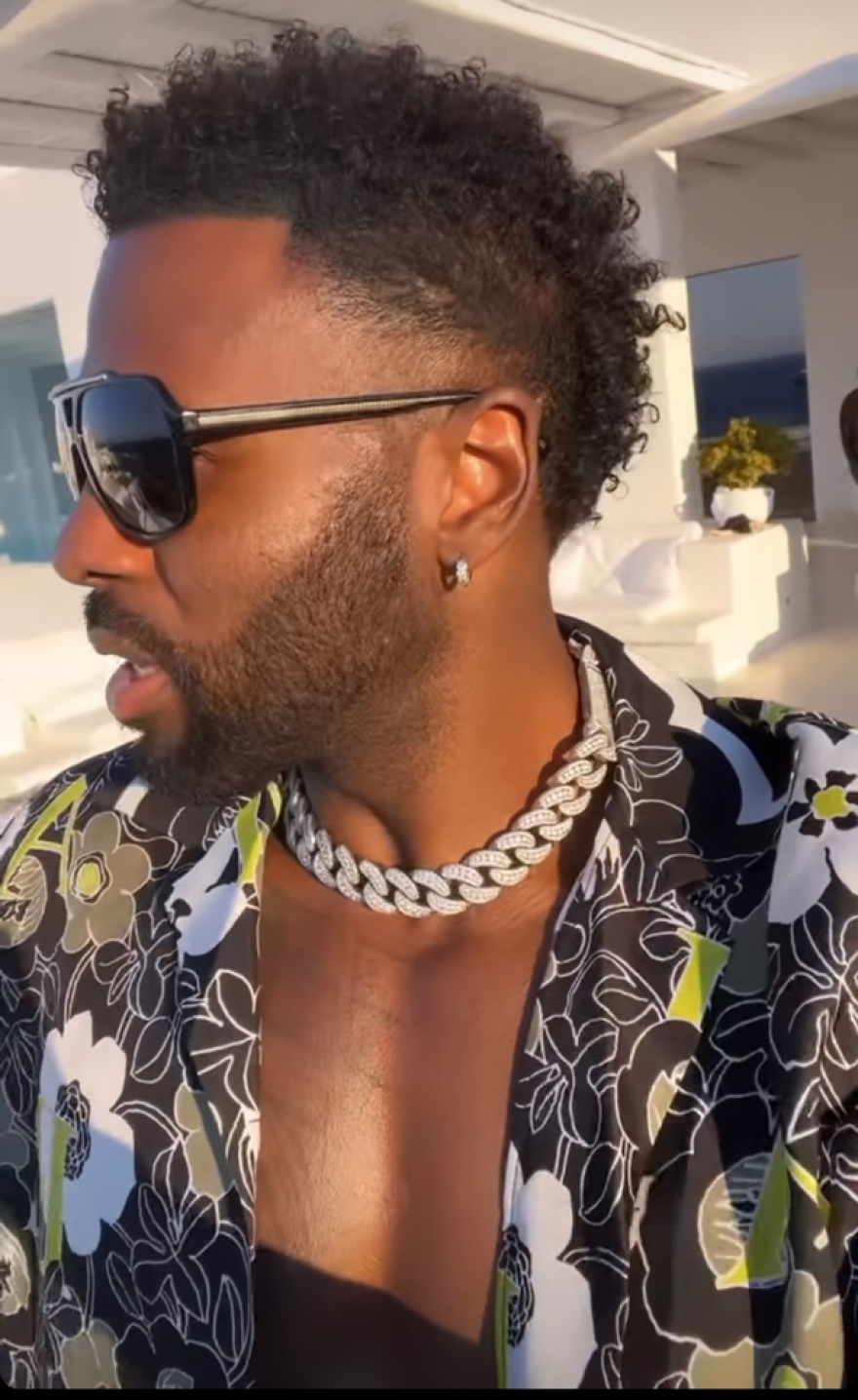 Μύκονος: Τα μπουγέλα με σαμπάνια, το πάρτι της Hublot και η βίλα του Ντερούλο