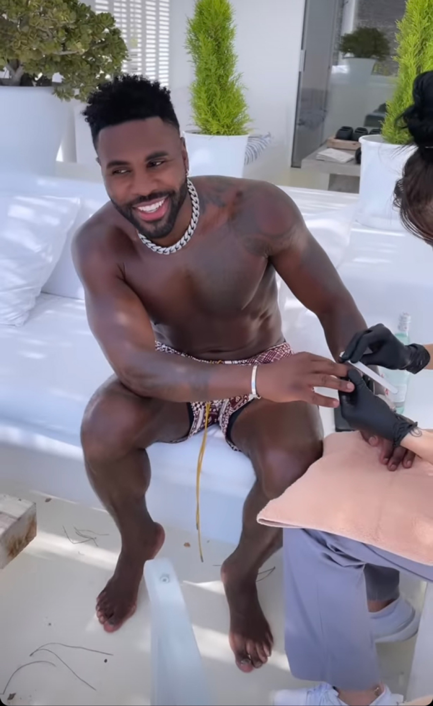 Μύκονος: Τα μπουγέλα με σαμπάνια, το πάρτι της Hublot και η βίλα του Ντερούλο