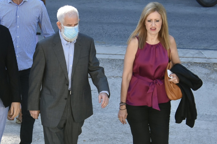 Φραστική επίθεση στον Πέτρο Φιλιππίδη έξω από το δικαστήριο - «Αληταρά, μεγαλώνουμε παιδιά κι εμείς»