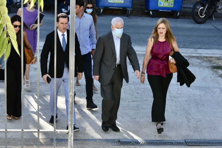 Φραστική επίθεση στον Πέτρο Φιλιππίδη έξω από το δικαστήριο - «Αληταρά, μεγαλώνουμε παιδιά κι εμείς»