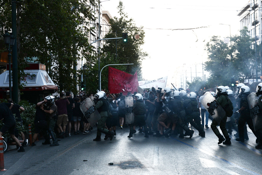 Επεισόδια στο κέντρο της Αθήνας, έκλεισαν δρόμοι σε πορεία για τον Γιάννη Μιχαηλίδη 