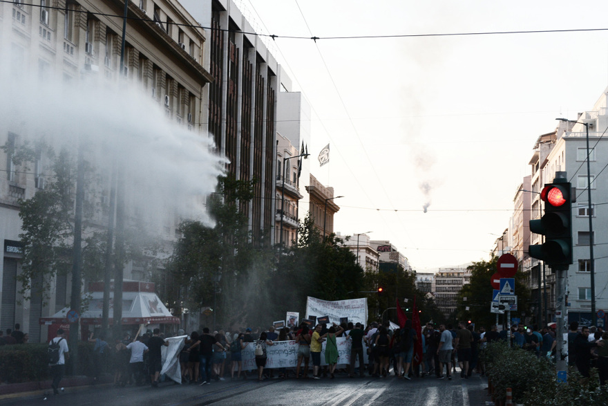 Επεισόδια στο κέντρο της Αθήνας, έκλεισαν δρόμοι σε πορεία για τον Γιάννη Μιχαηλίδη 