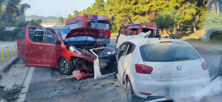 Χαλκιδική: Τρομακτικό τροχαίο με έναν νεκρό και επτά τραυματίες - Δείτε φωτογραφίες